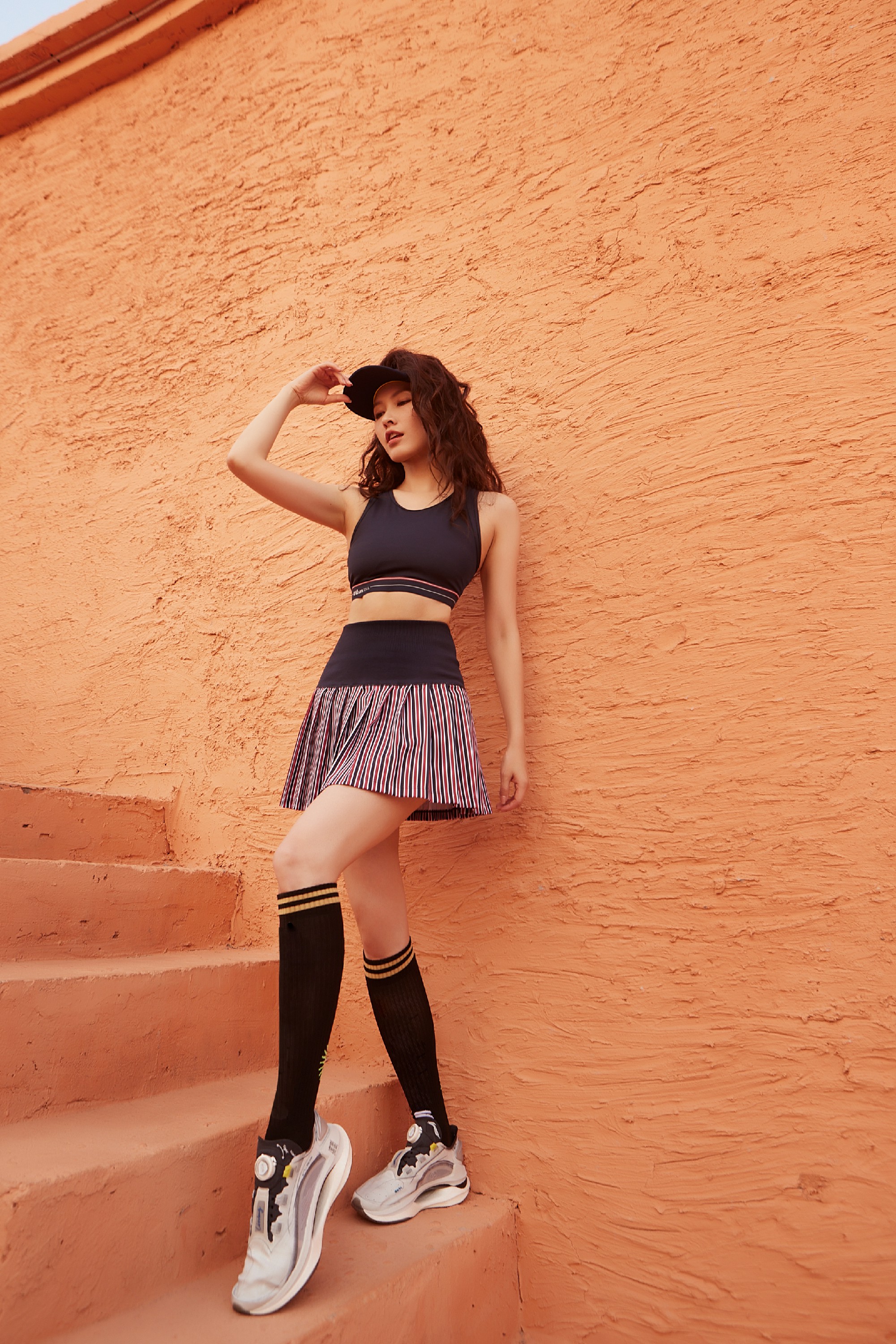 徐洁儿晒夏日库存写真着运动短裙大秀蛮腰长腿