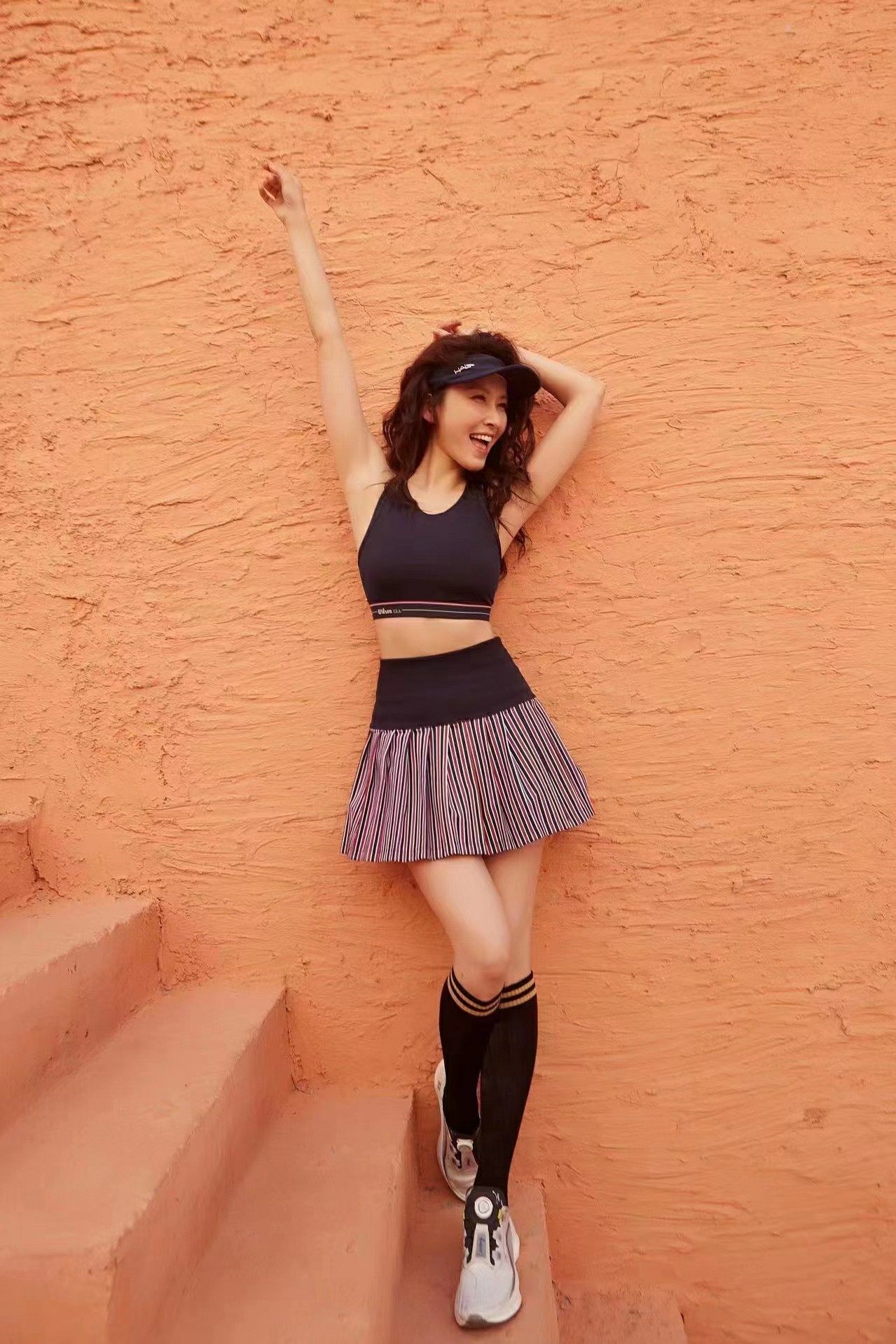 徐洁儿晒夏日库存写真着运动短裙大秀蛮腰长腿