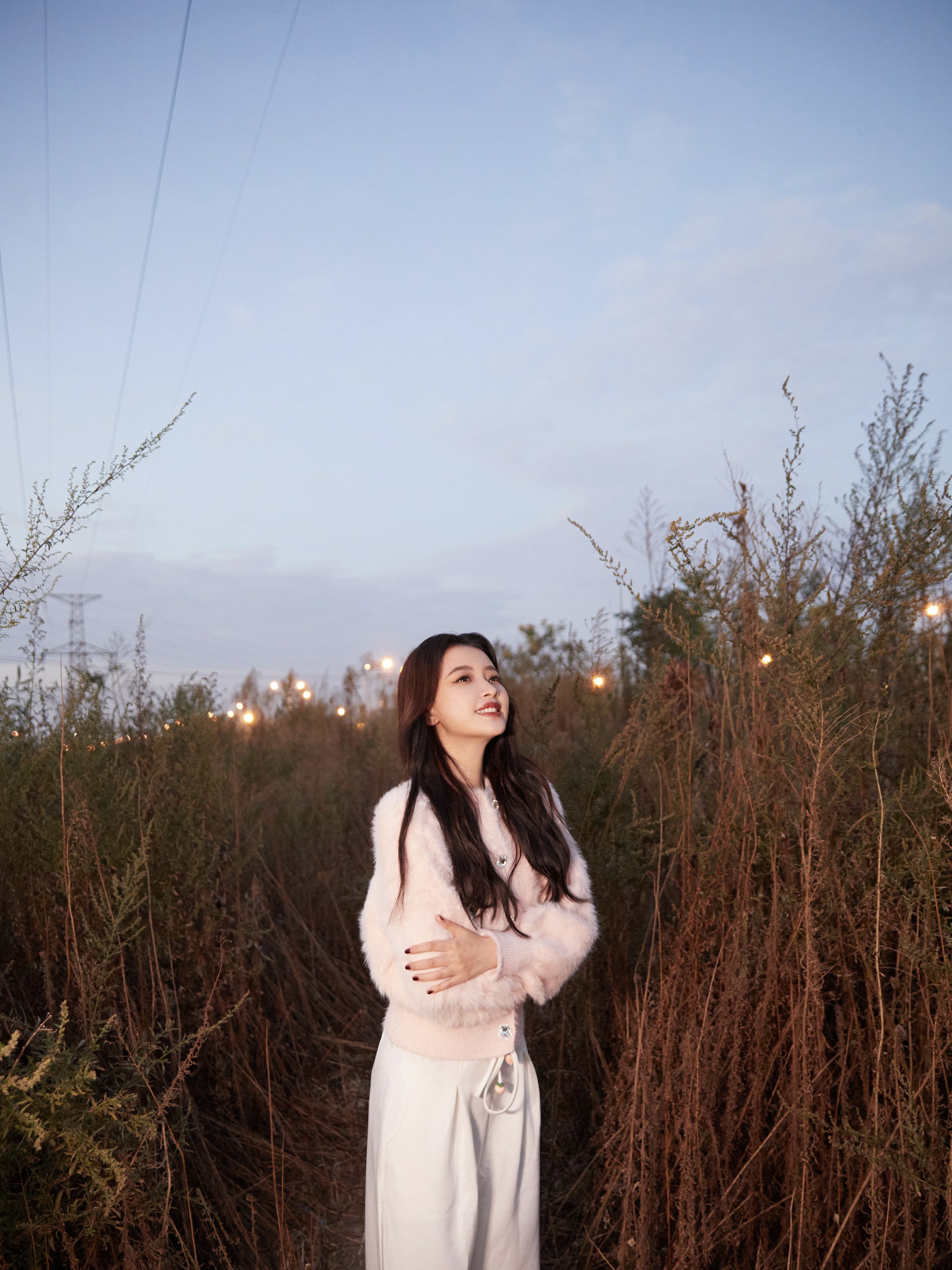 孙怡最新落日余晖写真照温柔卷发搭配粉色毛绒外套