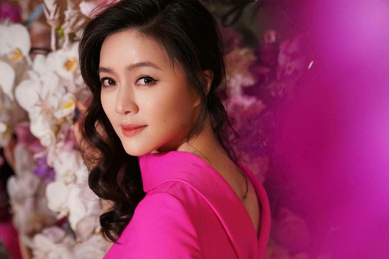 田海蓉生日美图无死角,一袭粉裙清新优雅,尽显东方女性神韵-见文-第一