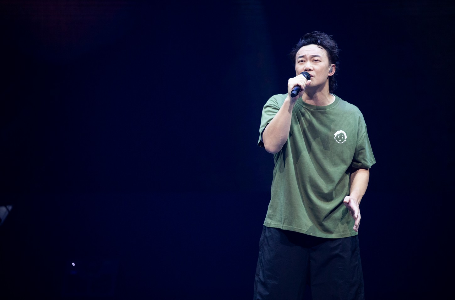 eason陈奕迅第9唱演唱会惊艳开唱与粉丝热情互动引尖叫不断