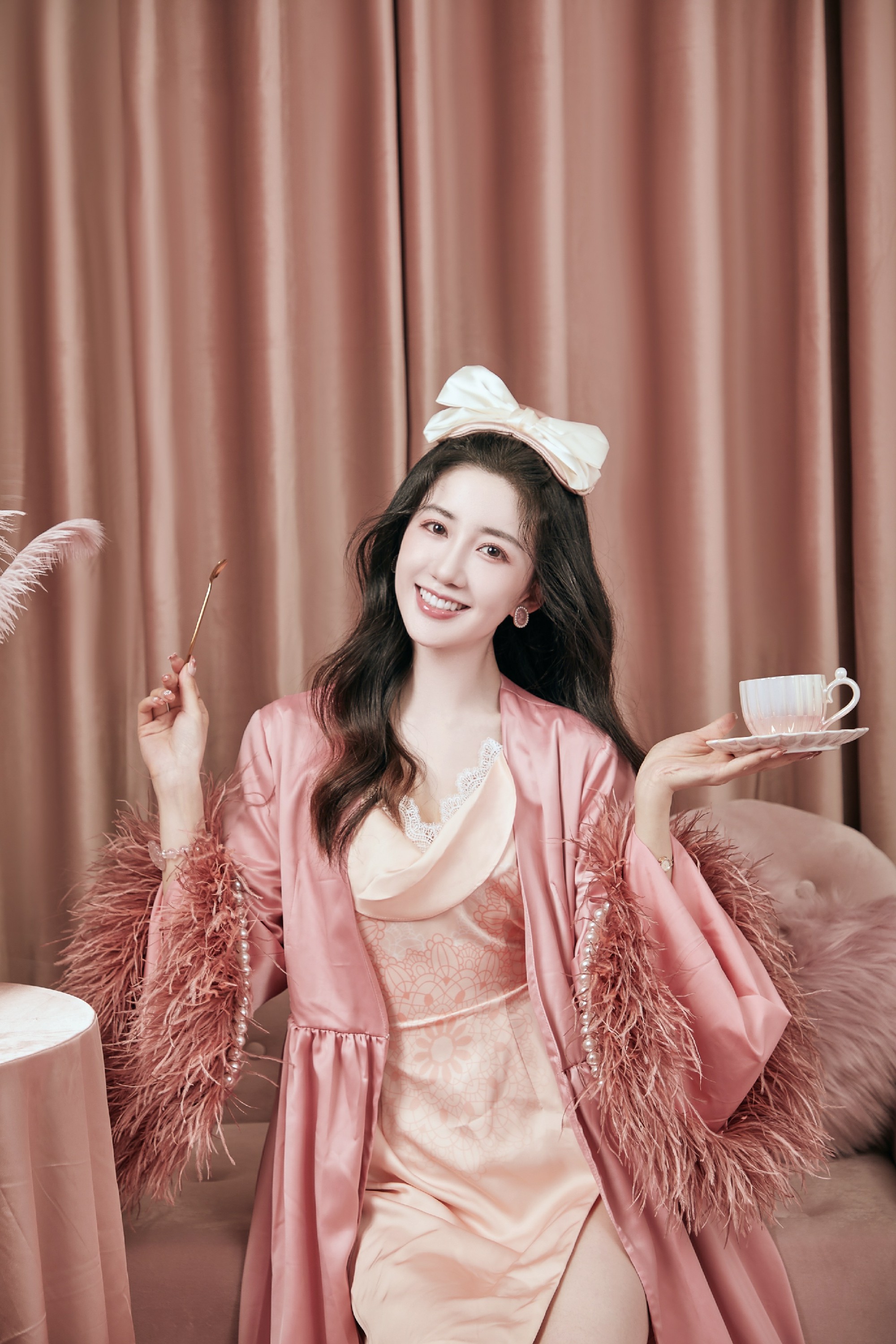 陈欣予最新睡衣写真慵懒优雅化身猫系公主