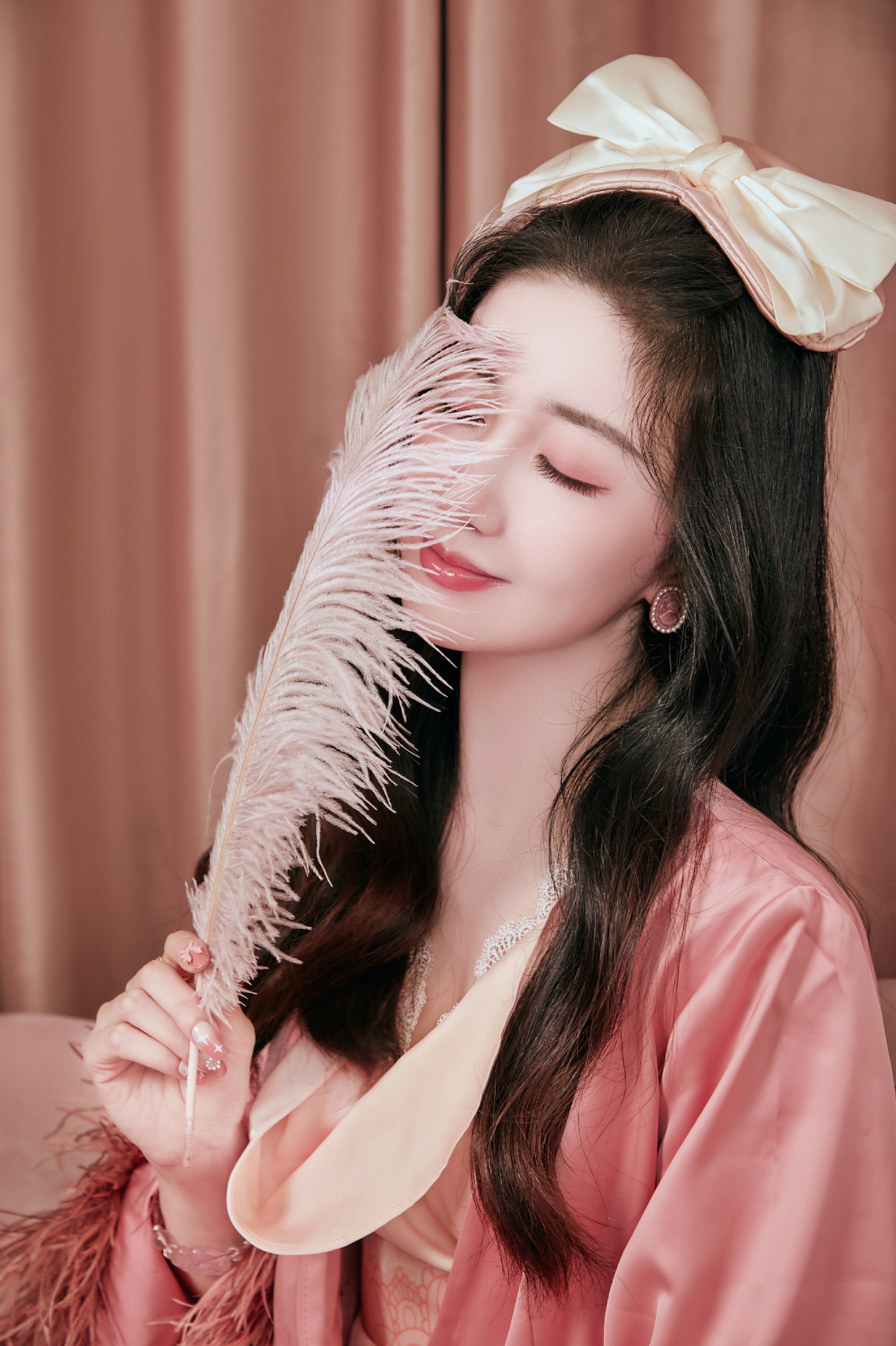 陈欣予最新睡衣写真慵懒优雅化身猫系公主