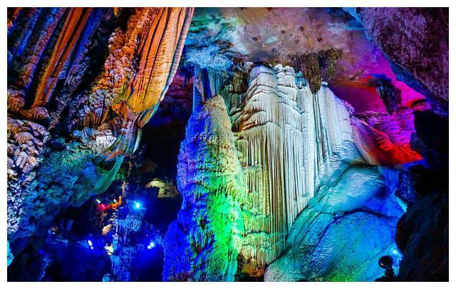 桂林一大型景区,集历代钟乳石,风光奇异,名气不大