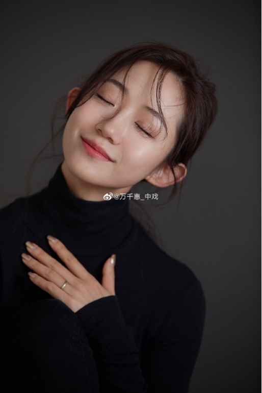 大学没毕业之时,作为音乐剧戏学生的千惠,在面试中第一次遇到三宝老师