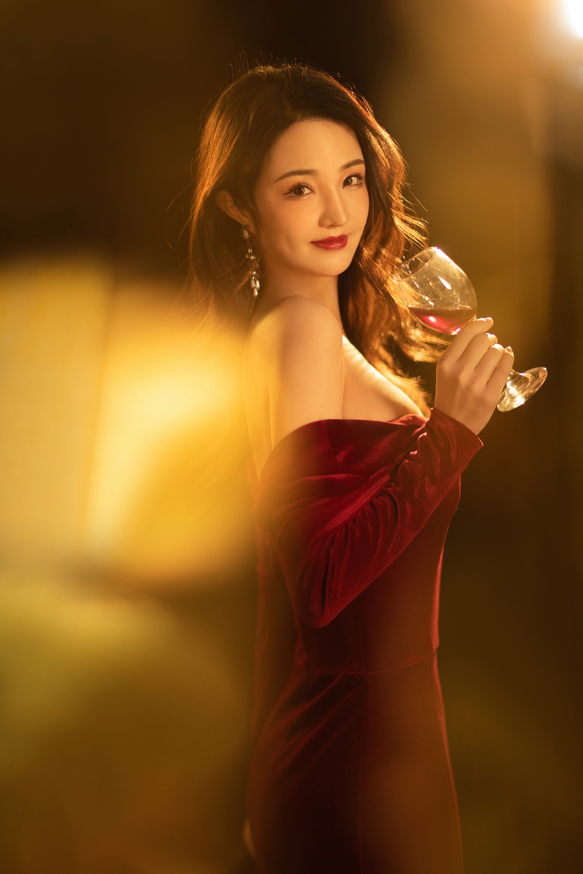 导演王晶选角色眼光精准,晶女郎桂晶晶《老板娘2》港味十足