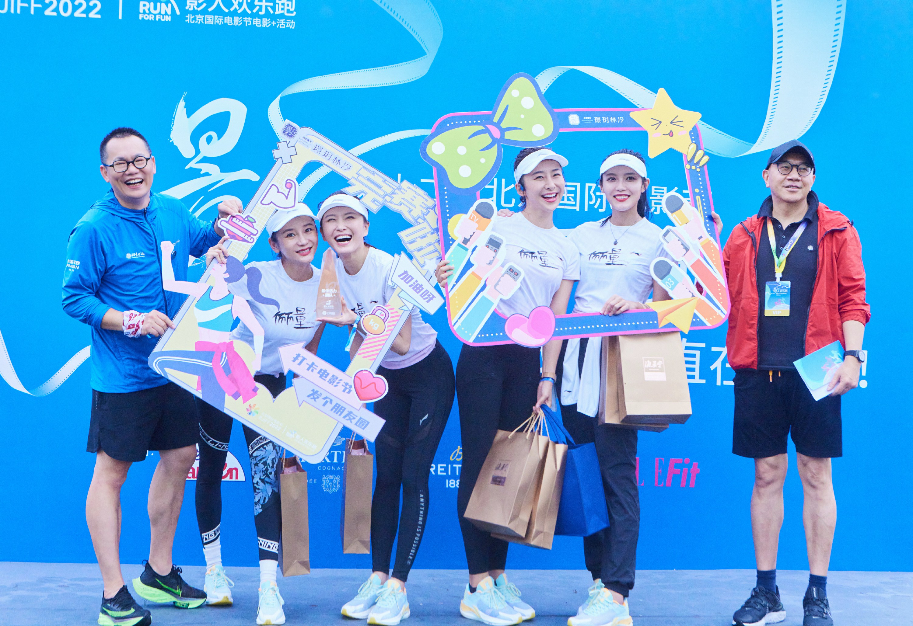 活动中,徐洁儿带领俪量跑团成员吉丽,冉倩,孙爽一同参与比赛,并荣获