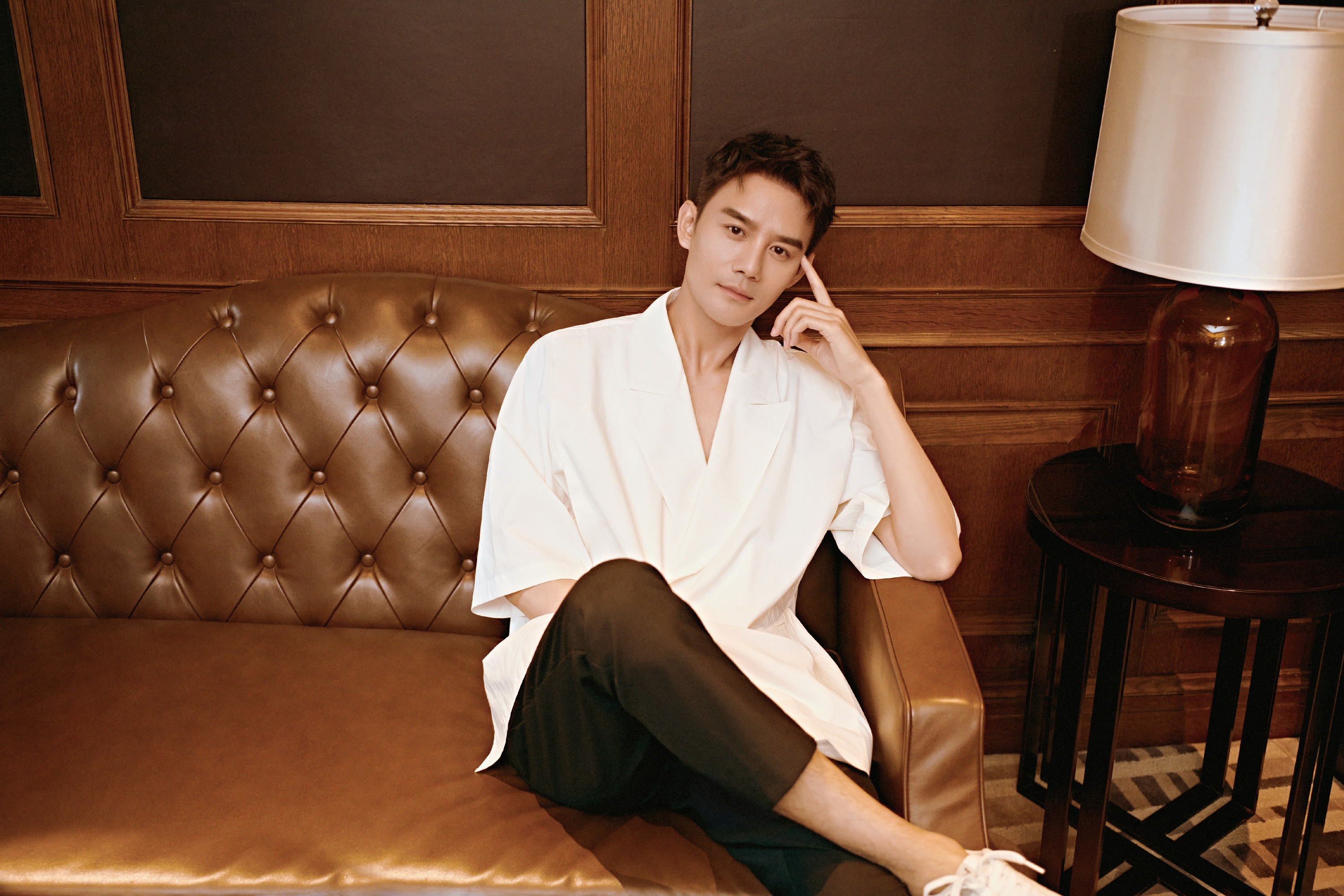 王凯生日掀起网友回忆杀帅气与魅力依旧