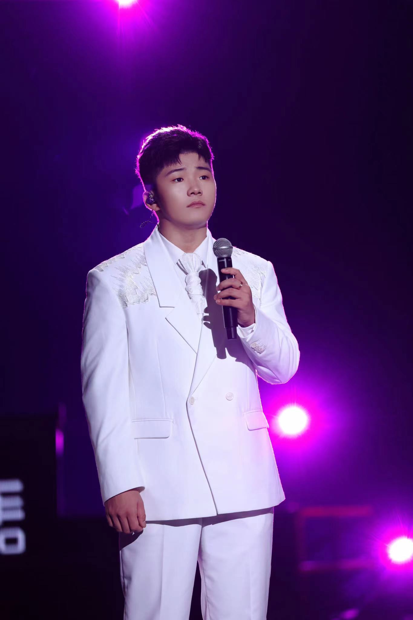 浙江卫视818汽车之夜白小白唱演欠你的婚礼频登热搜