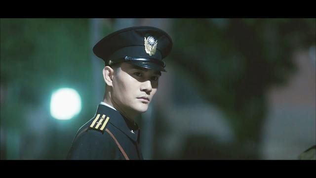 2014年《北平无战事》中,王凯穿着警察服,身型端正,气质阳光自信;到了