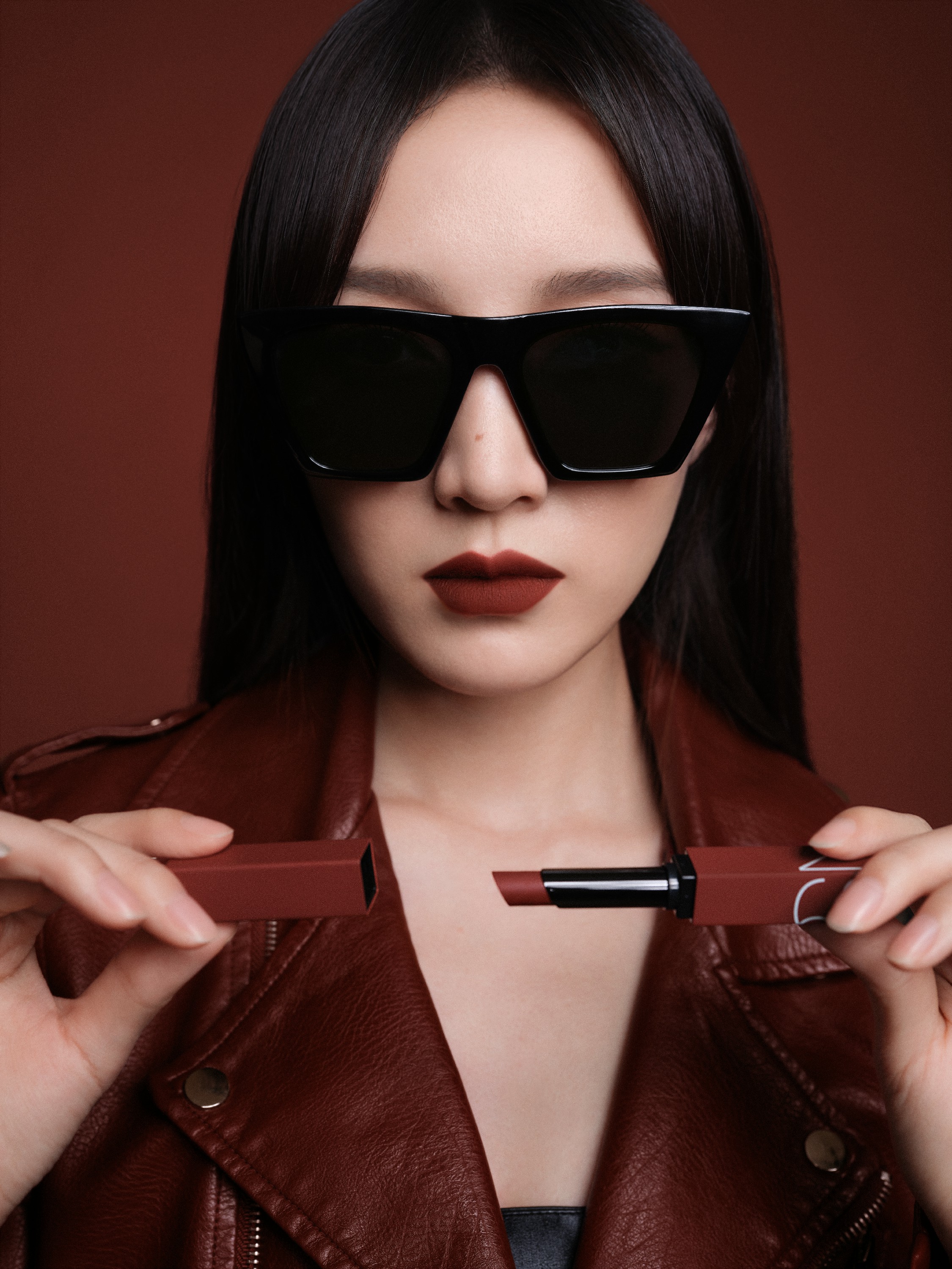 还和著名美妆品牌nars合作,在社交平台上公布的海报中,孟佳一身红色