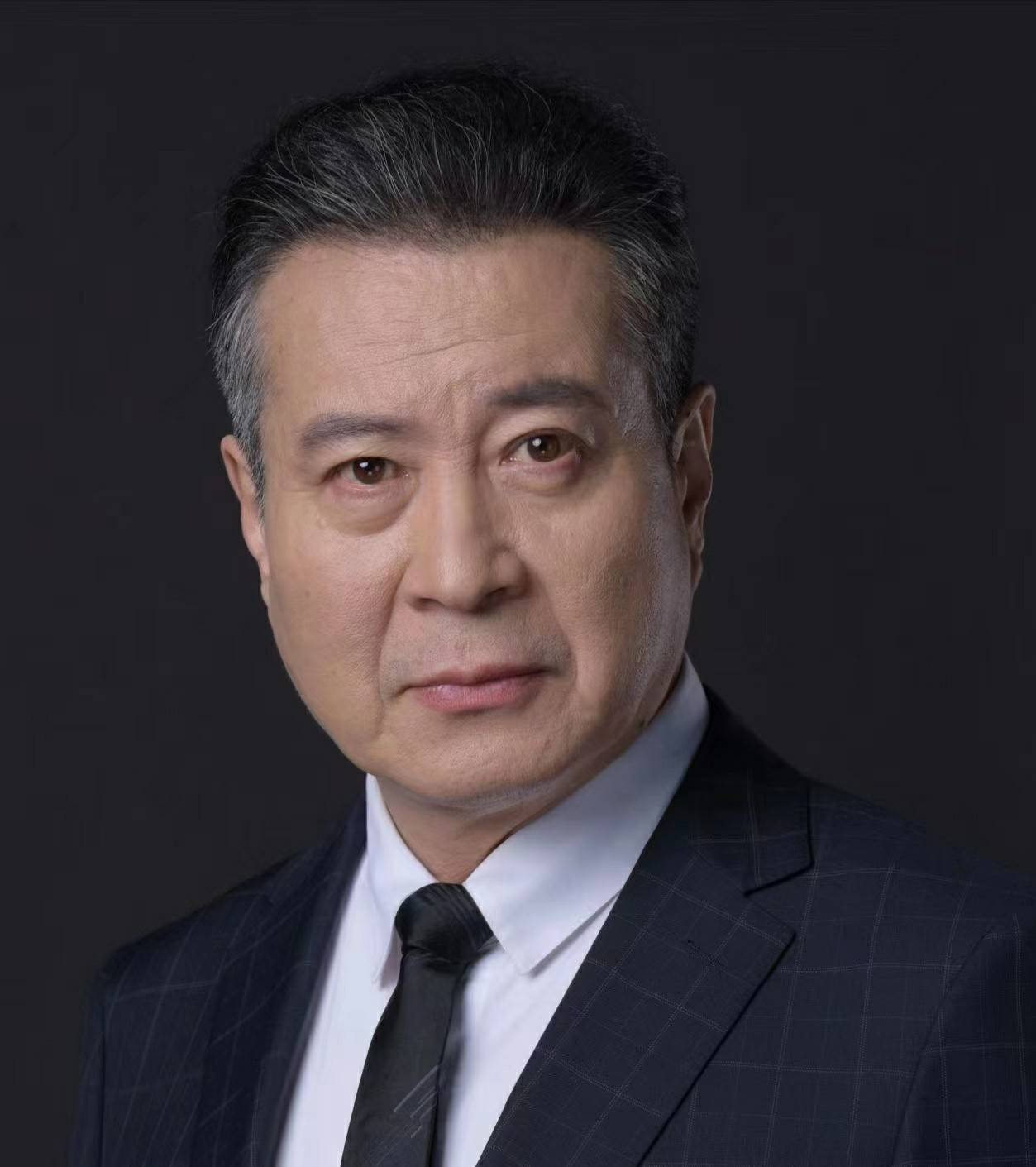 许文广登时代面孔新年首刊 被同行称"最会演戏的制片人"-见文-第一