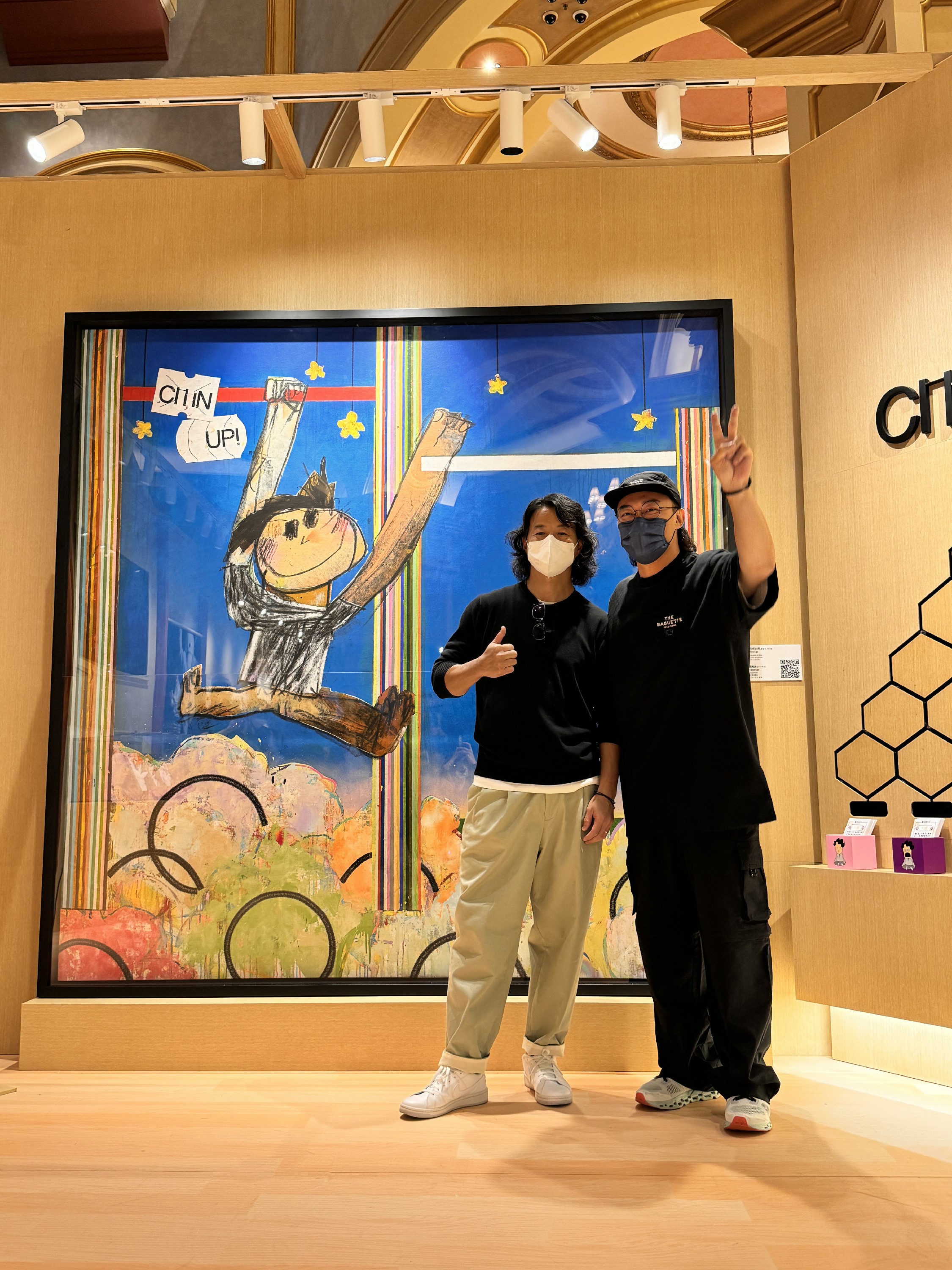 陈奕迅亮相澳门尘大馆与michaellau共同为巨型chinup作品真迹剪彩