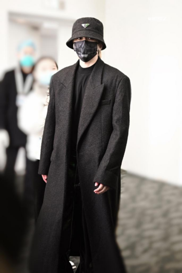 蔡徐坤机场私服彰显超高衣品摩登时尚引领穿搭潮流