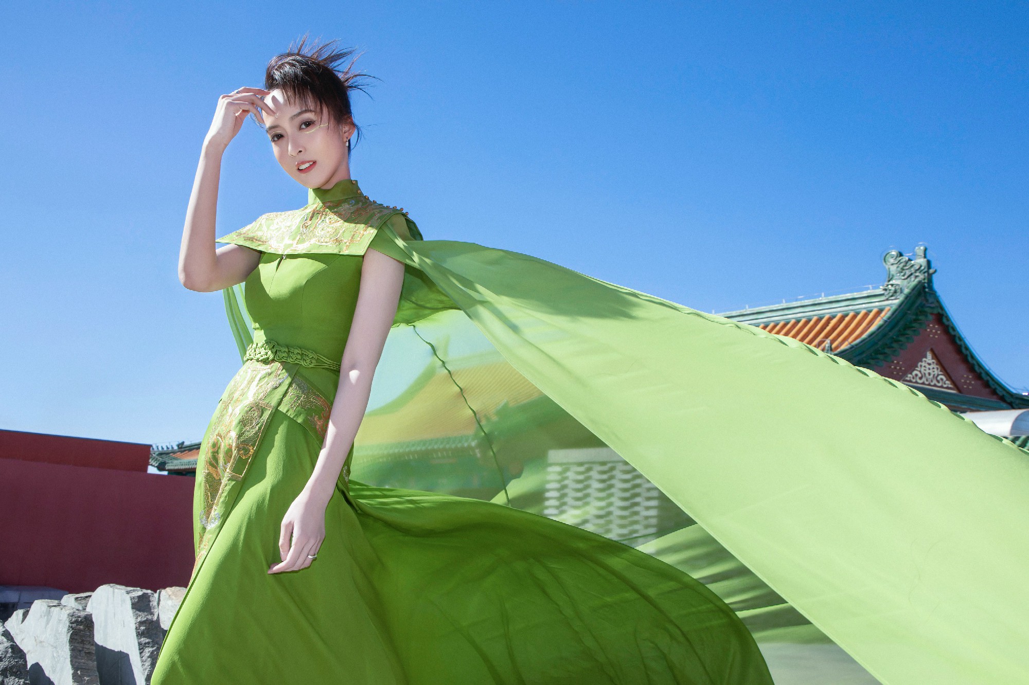 姬天语出席熊英61盖娅传说非遗时装秀青绡锦衣璀璨飘逸