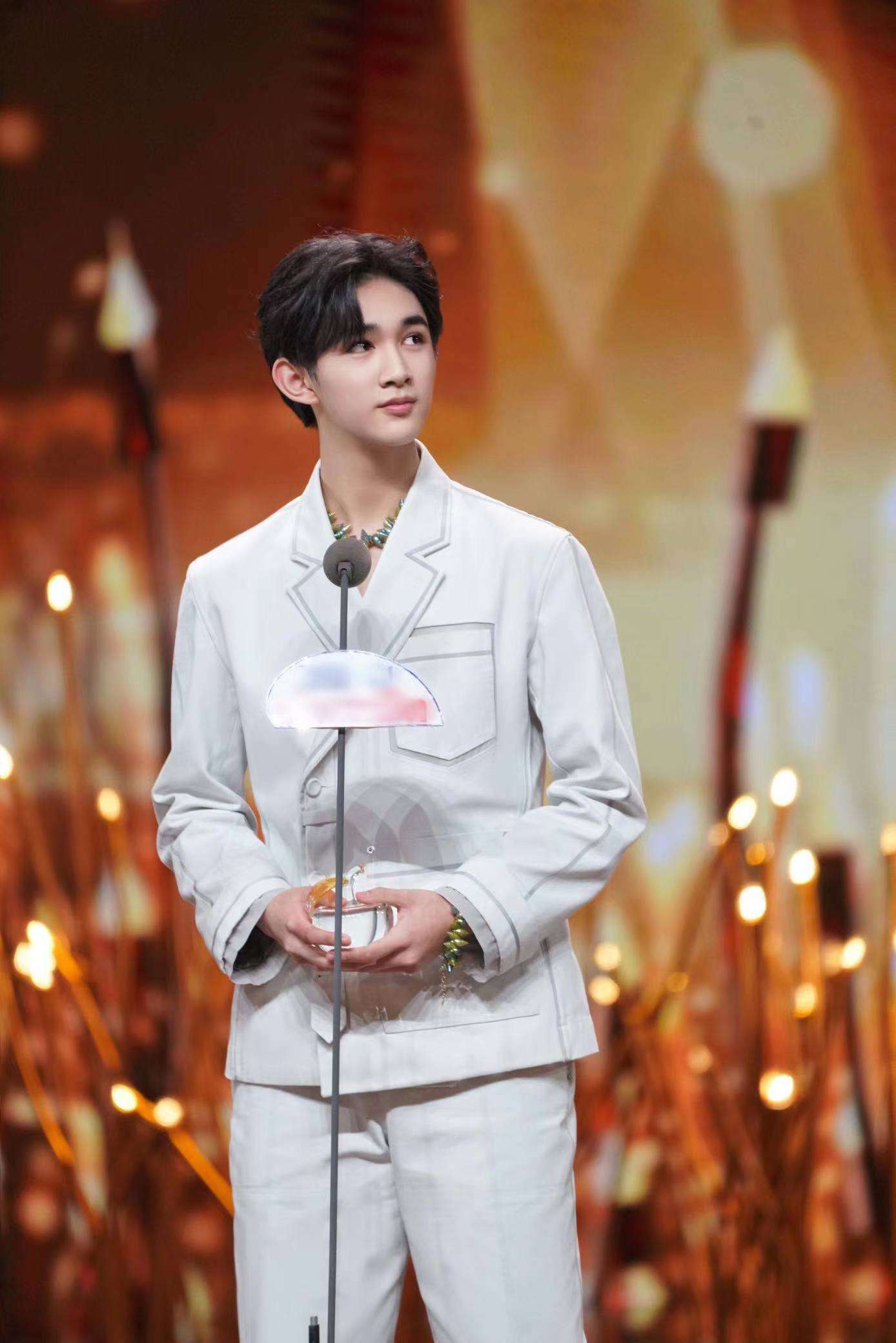 17岁荣梓杉荣获东方卫视品质新人少年锋芒未来可期