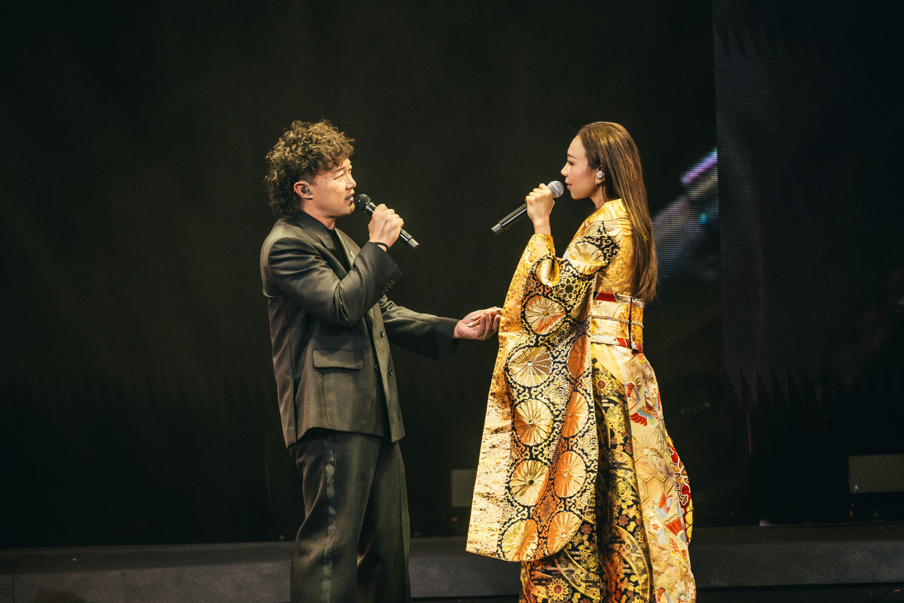 aga江海迦演唱会圆梦红馆陈奕迅惊喜现身担任嘉宾