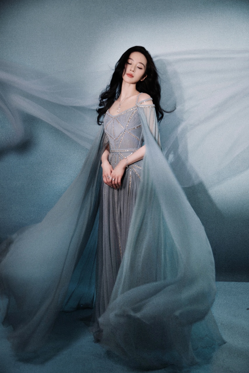 刘诗诗惊艳亮相微博之夜荣获年度号召力演员奖实至名归