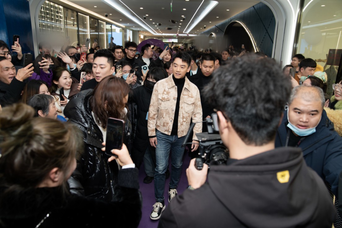 演员郑恺来了海宁皮革城确实不是当年那座城了