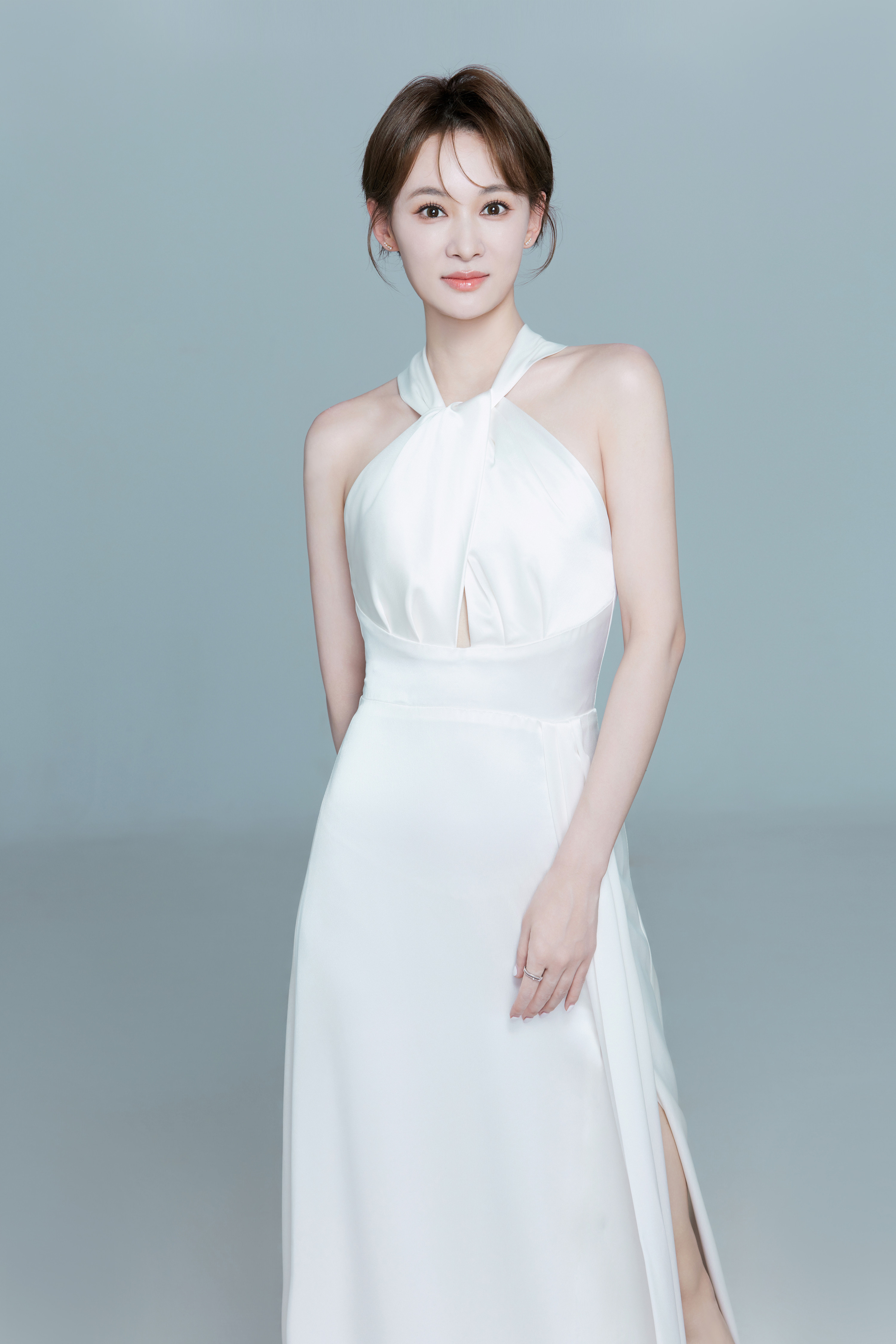 歌手刘洋洋现身央视龙年春晚联排私服搭配时尚感足