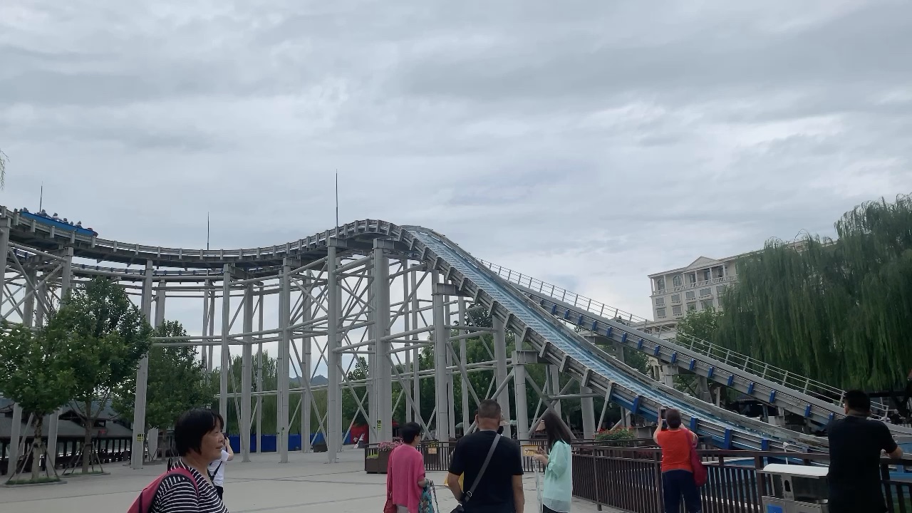雁栖湖游乐园的激流勇进第一视频